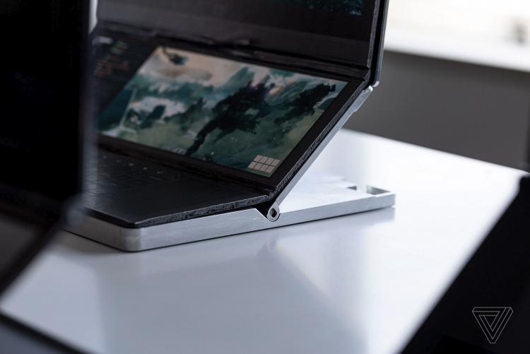 Intel показала необычный прототип двухэкранного игрового ноутбука"