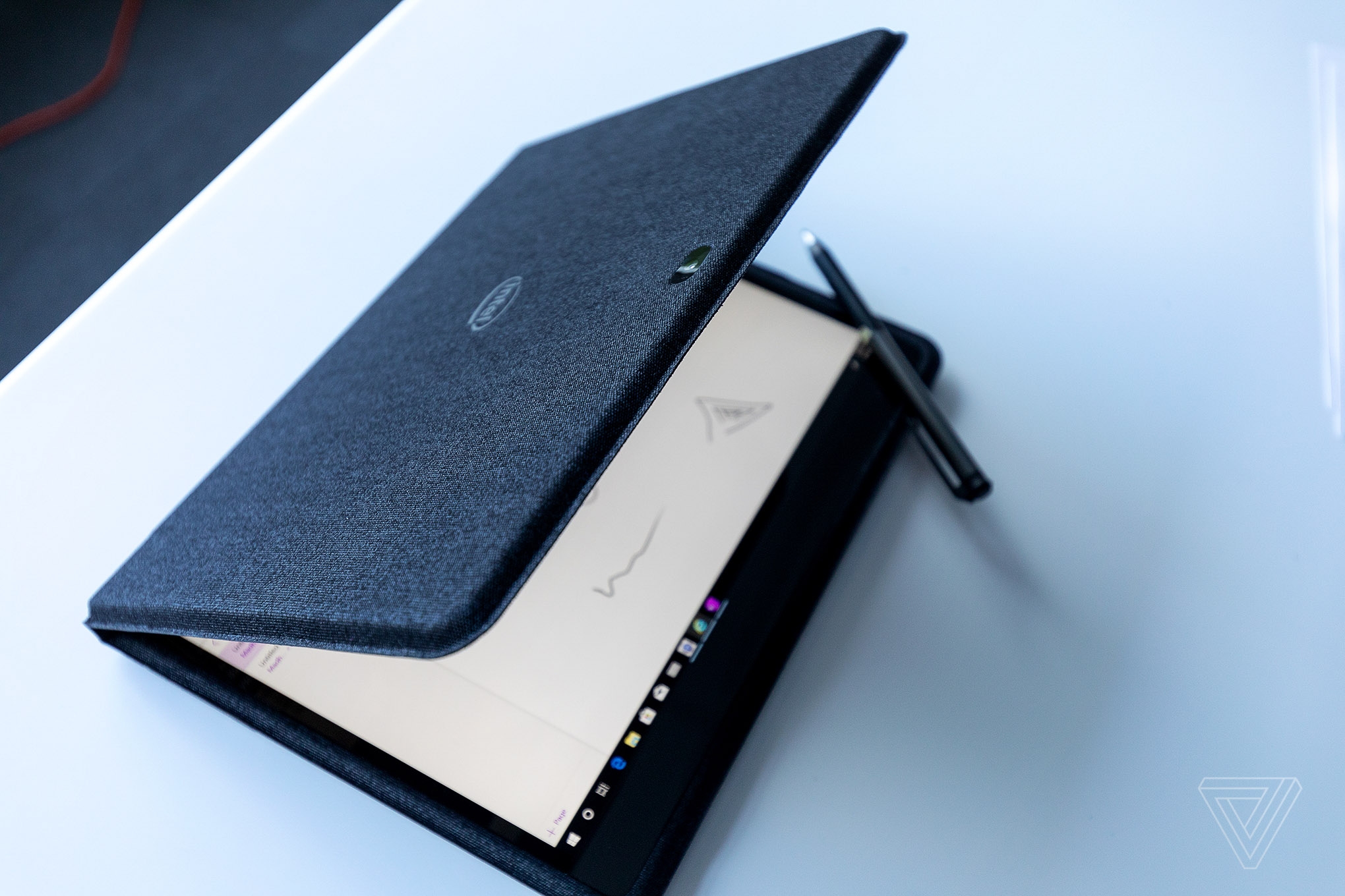 Intel Twin River — прототип двухэкранного ноутбука в текстильном корпусе"