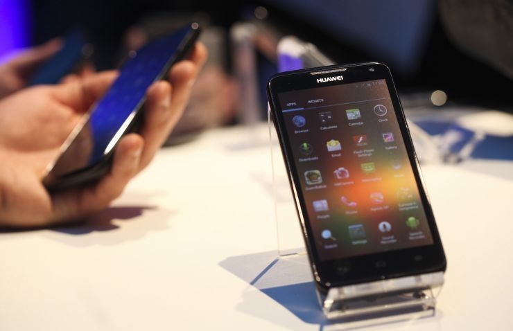 На проблемах Huawei больше всего наживутся Samsung и Apple"