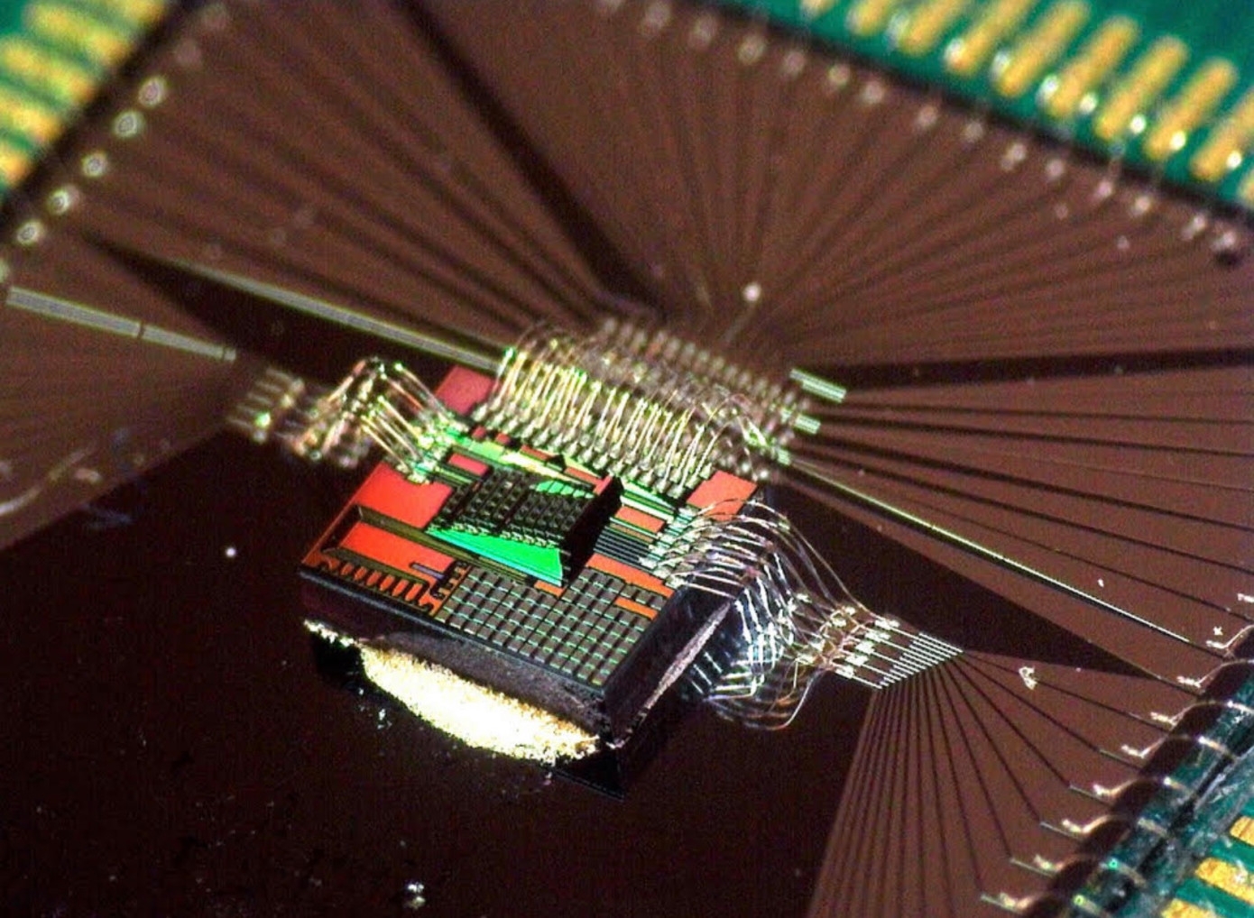  Стартап Luminous, занимающийся разработкой оптического ИИ чипа, получил 9 миллионов долларов инвестиций в первом раунде финасирования от группы инвесторов, в том числе Билла Гейтса и Трэвиса Каланика 