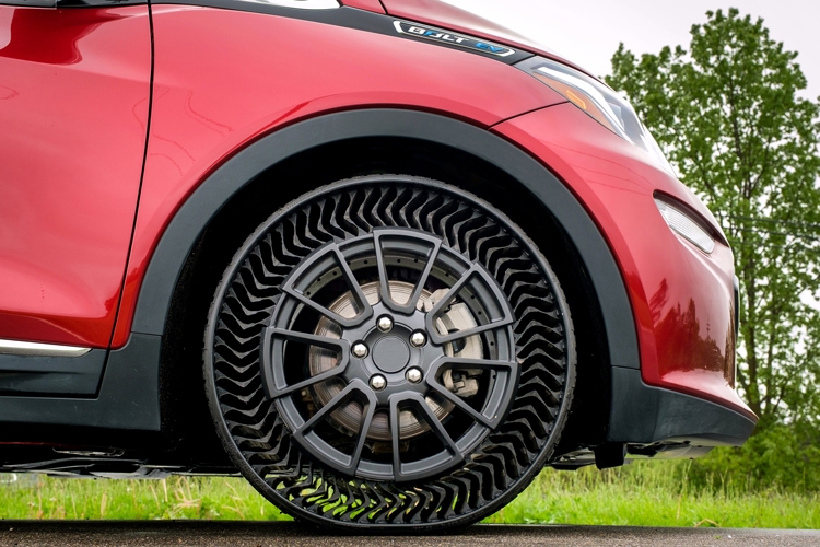 GM и Michelin снабдят пассажирские автомобили безвоздушными шинами"
