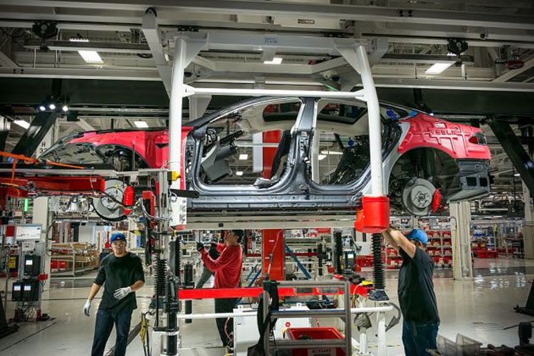 На сборочном заводе Tesla во Фремонте (David Butow | Corbis News | Getty Images)