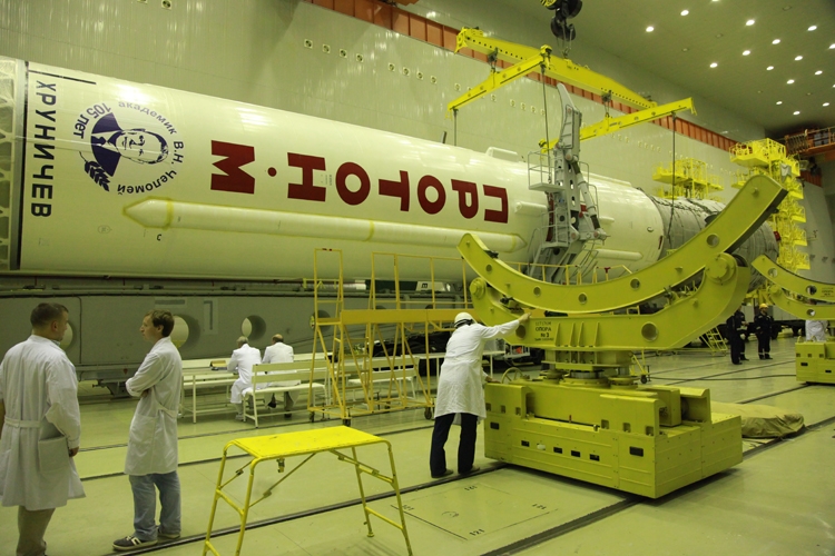 Ракета «Протон-М» с обсерваторией «Спектр-РГ» установлена на старте"