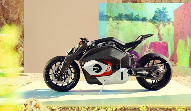 BMW намекает на будущее электрических мотоциклов, демонстрируя концепт Motorrad Vision DC Roadster"