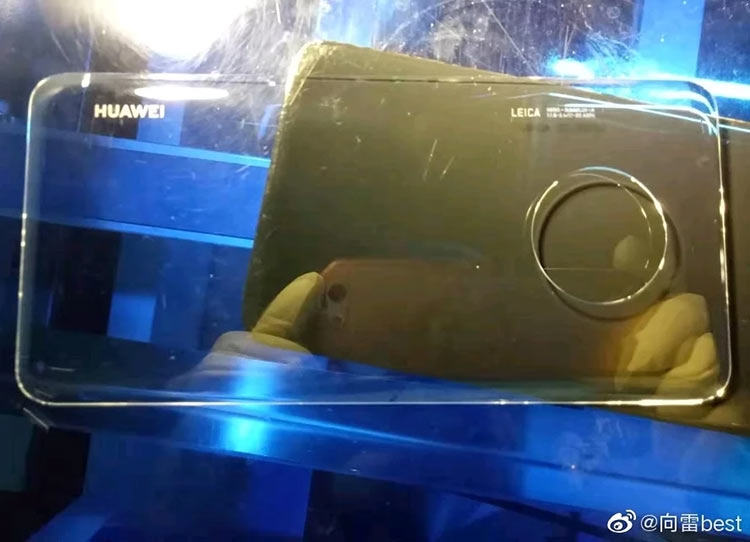 Стильная четверная камера и дисплей без подбородка в Huawei Mate 30 Pro"
