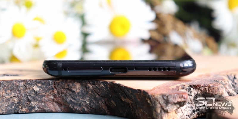  Xiaomi Mi 9T, нижняя грань: порт USB Type-C, основной динамик, микрофон, слот для двух операторских карточек стандарта nano-SIM 