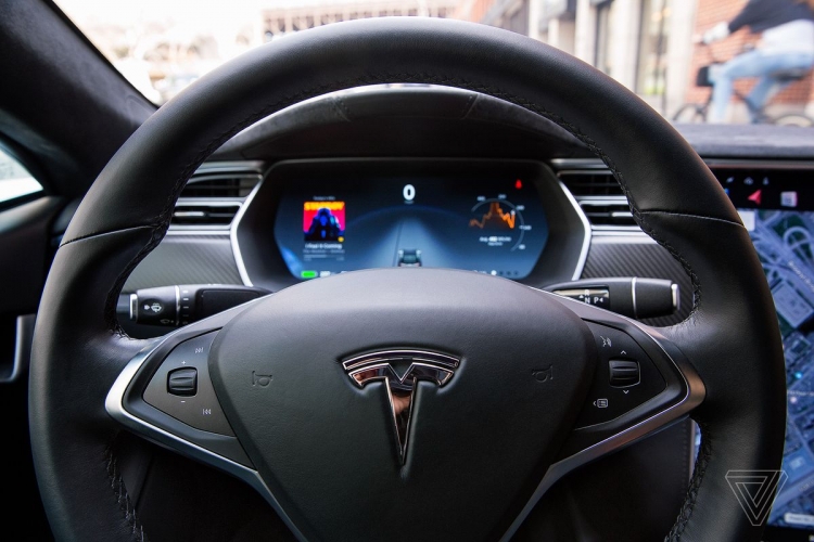 Бывший сотрудник Tesla копировал исходный код автопилота в свой аккаунт в iCloud"
