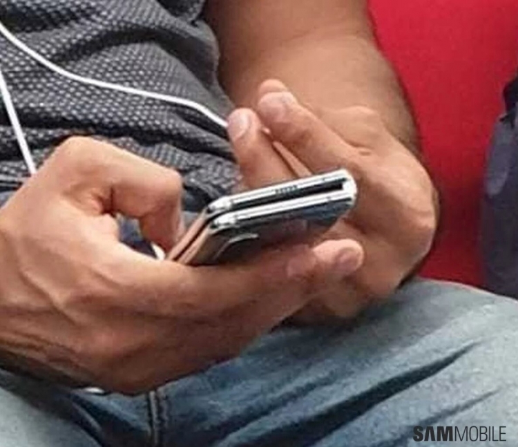 Складной смартфон Samsung Galaxy Fold замечен у пассажира в метро"