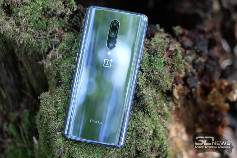  OnePlus 7 Pro, задняя панель: по центру – блок основной камеры, состоящий из трех объективов, пары датчиков и двойной светодиодной вспышки 