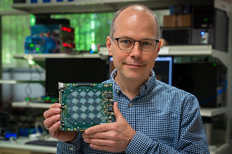 Плата Intel Nahuku с процессорами Loihi (Intel)