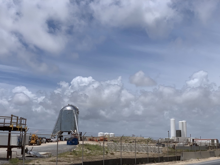 Ракета SpaceX Starhopper превратилась в огненный шар во время теста"