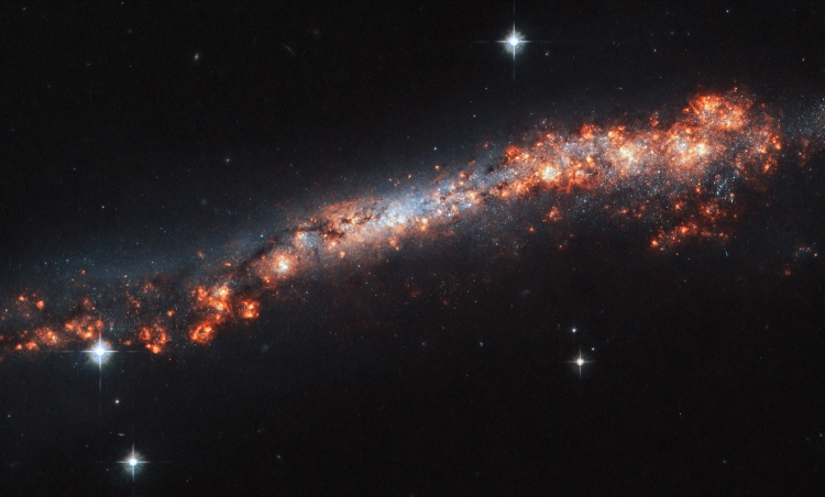 Фото дня: на ребре спиральной галактики"