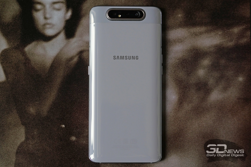  Samsung Galaxy A80, задняя панель: блок камеры, на котором можно увидеть три объектива, лазер TOF-камеры и вспышку с единственным светодиодом 