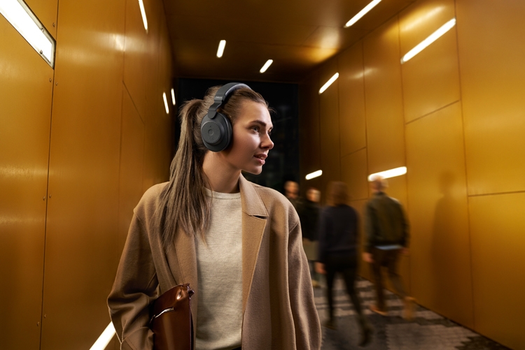 Умные беспроводные наушники с шумоподавлением Jabra Elite 85h поступили в продажу в России"
