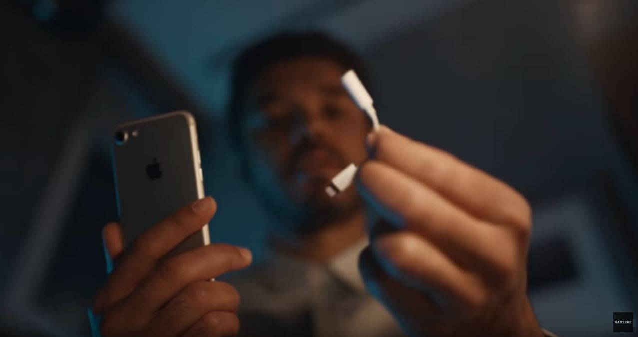  Грустный взгляд владельца IPhone на переходник для наушников с разъёмом mini-jack. Теперь и в Samsung Note 10 