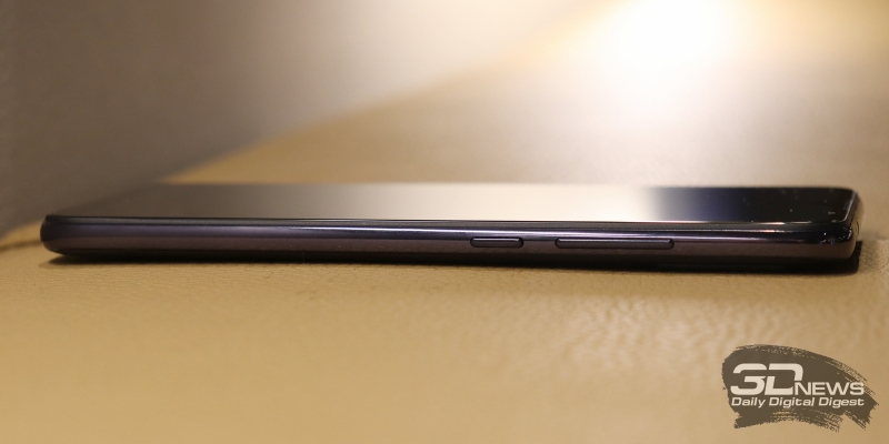  Xiaomi Mi A3, правая грань: клавиши включения/блокировки и регулировки громкости/спуска затвора камеры 