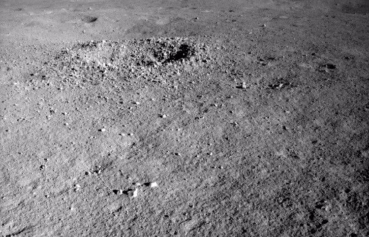 Китайский луноход Yutu-2 обнаружил странное вещество на обратной стороне Луны"