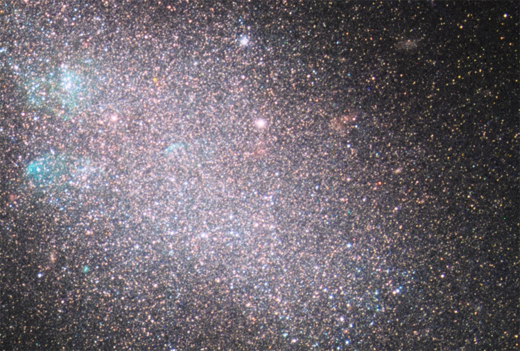 NASA показало карликовую галактику в «рыбном месте»