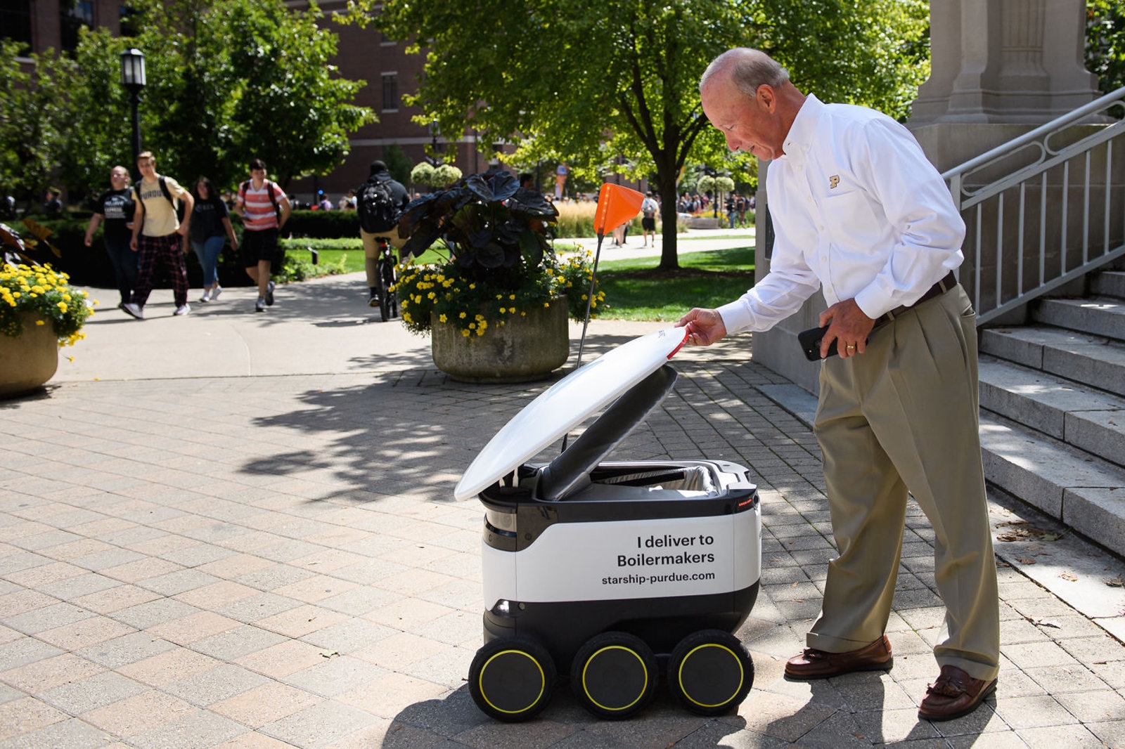 Робот еда. Starship Robot. Starship Technologies delivery Robot. Робот-курьер от Starship Technologies. Роботы доставщики в Эстонии.