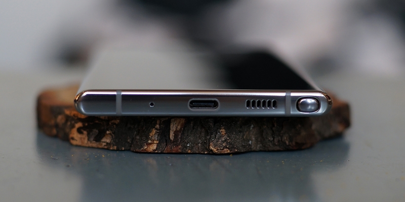Samsung Galaxy Note10+, нижняя грань: микрофон, порт USB Type-C, динамик и гнездо для пера S Pen