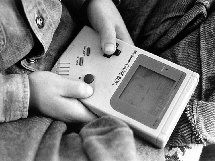 Одна из первых портативных консолей Nintendo Game Boy, Roger Hutchings/Getty Images