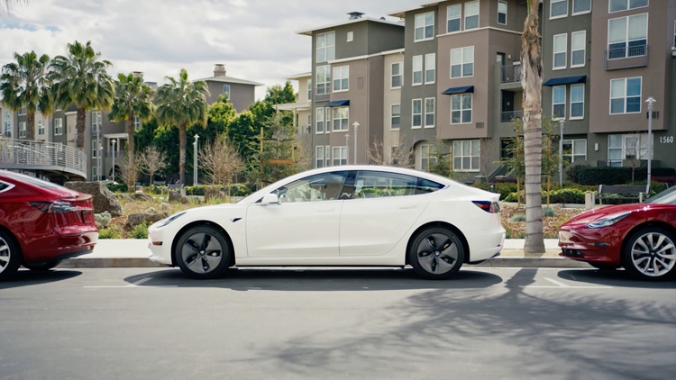 Tesla позволит настраивать «голос» своих электромобилей"