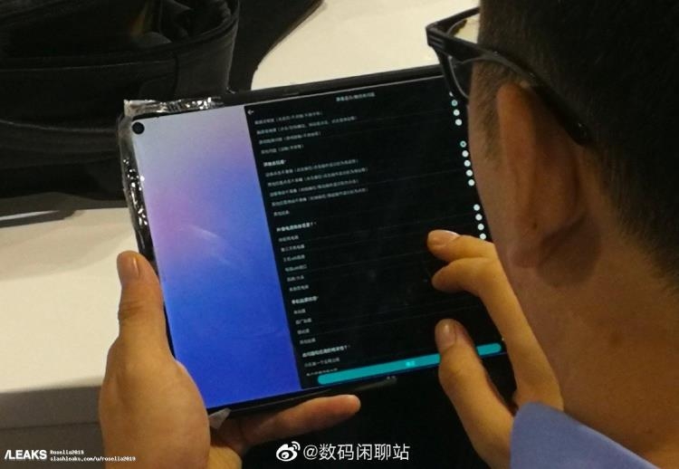 Планшет Huawei MediaPad M7 засветился на «живом» фотоснимке"
