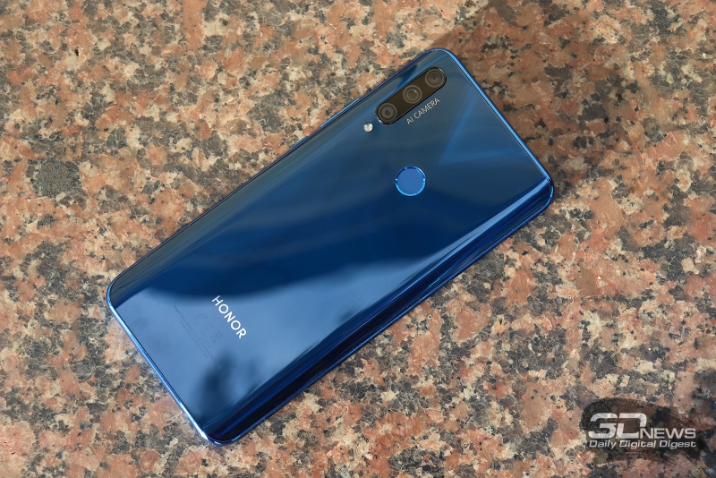 Honor 9X, задняя панель: в левом верхнем углу — блок тройной камеры и одинарная светодиодная вспышка; по центру — сканер отпечатков пальцев