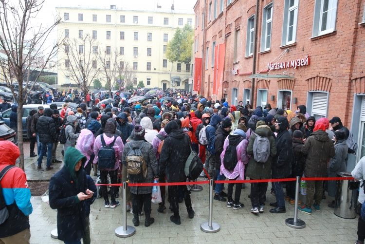 Тысяча любителей халявы: за &laquo;умной&raquo; колонкой &laquo;Яндекс.Станция Мини&raquo; выстроилась очередь"