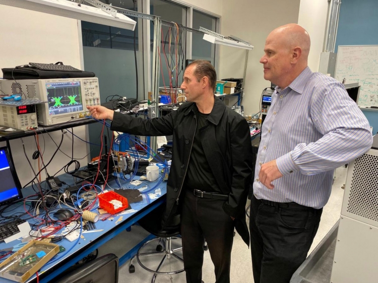 Рубен Кабальеро и исполнительный директор Keyssa Эрик Алмгрен в одной из лабораторий компании, 18 октября 2019 года (Reuters/Stephen Nellis)
