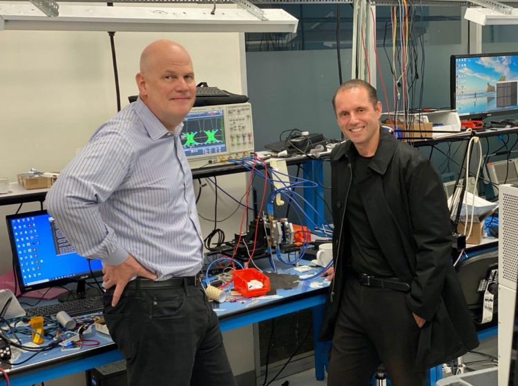 Исполнительный директор Keyssa Эрик Алмгрен и Рубен Кабальеро в одной из лабораторий компании, 18 октября 2019 года (Reuters/Stephen Nellis)