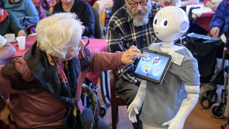 Компнаия SoftBank демонстрирует робота Pepper в качестве сиделки для пожилых людей (Франкфурт)