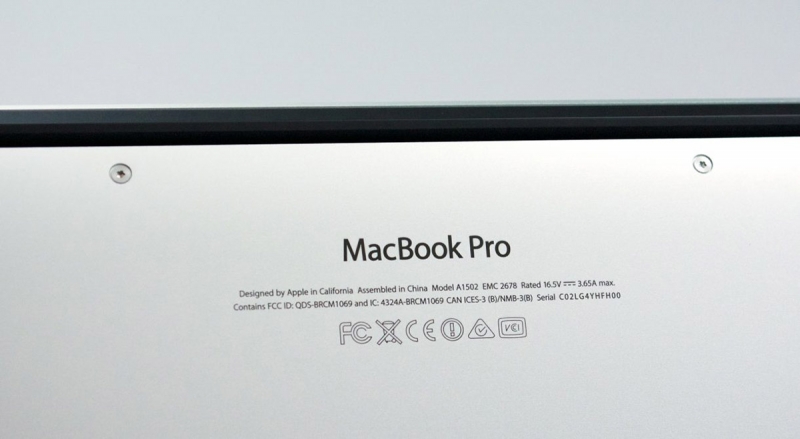  Серийный номер на задней крышке MacBook Pro 
