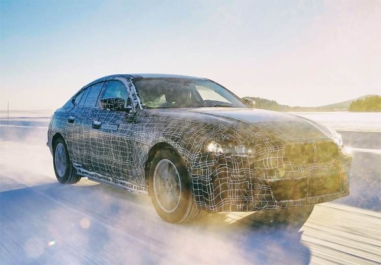 BMW i4: мощный электрический седан с запасом хода 600 км"