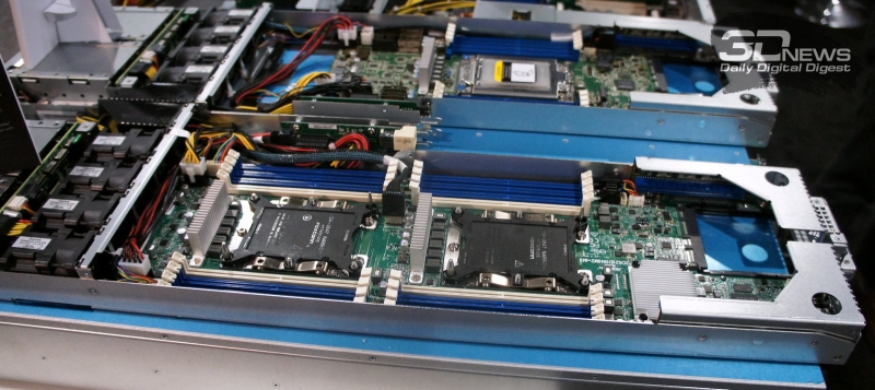  Узлы 2U4N-F. AMD EPYC 7002 (сверху) и Xeon Scalable 