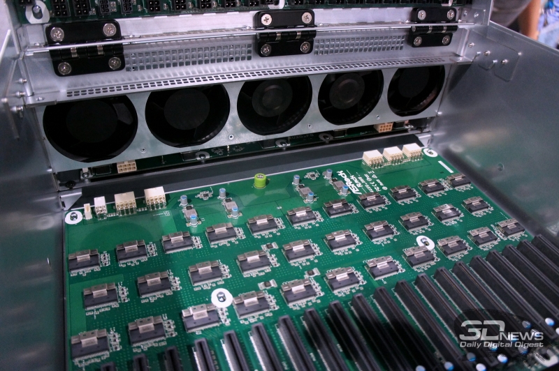  Ускорительный модуль хорошо продувается. 32 малых разъёма ‒ PCI Express x4 4.0 для соединения с материнской платой< 