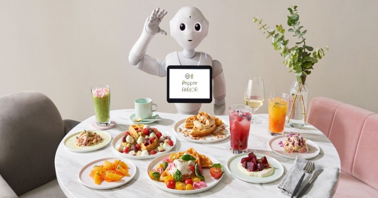 В Токио открыли кафе, где трудятся роботы Pepper и обычные официанты"
