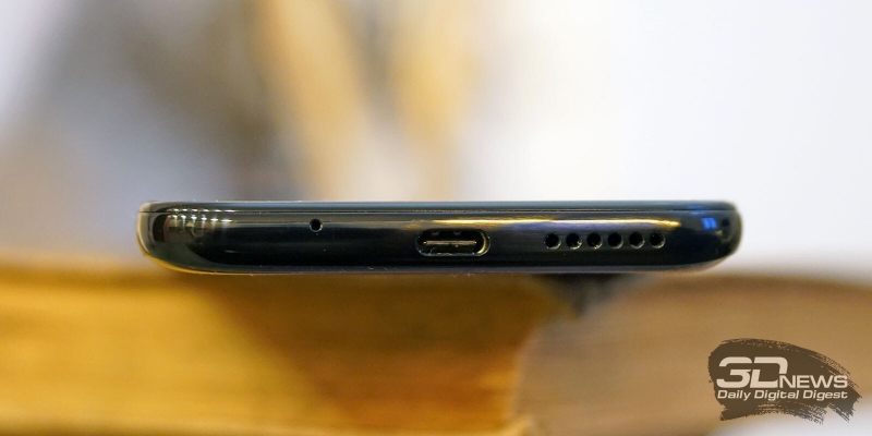  Moto G8 Plus, нижняя грань: динамик, разъем USB Type-C и микрофон 