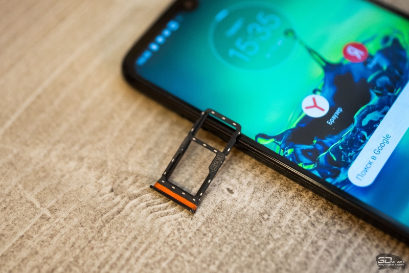  Moto G8 Plus, слот для SIM-карт и карты памяти 