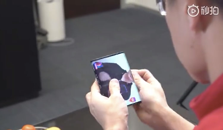  Прототип складного смартфона Xiaomi был показан основателем Линем Бином (Lin Bin) в 2019 году 