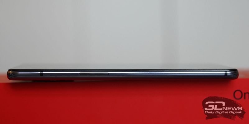  OnePlus 7T, левая грань: клавиша регулировки громкости/спуска затвора камеры 