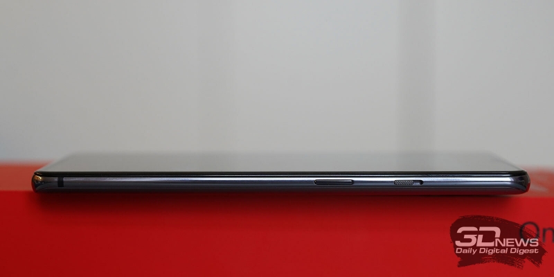  OnePlus 7T, правая грань: клавиша блокировки/включения смартфона и переключатель звуковых профилей 