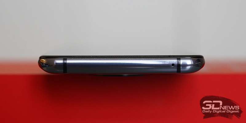  OnePlus 7T, верхняя грань: дополнительный микрофон 