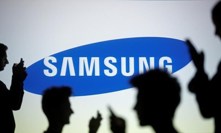 Samsung размышляет над смартфоном с необычным экранным вырезом для селфи-камеры
