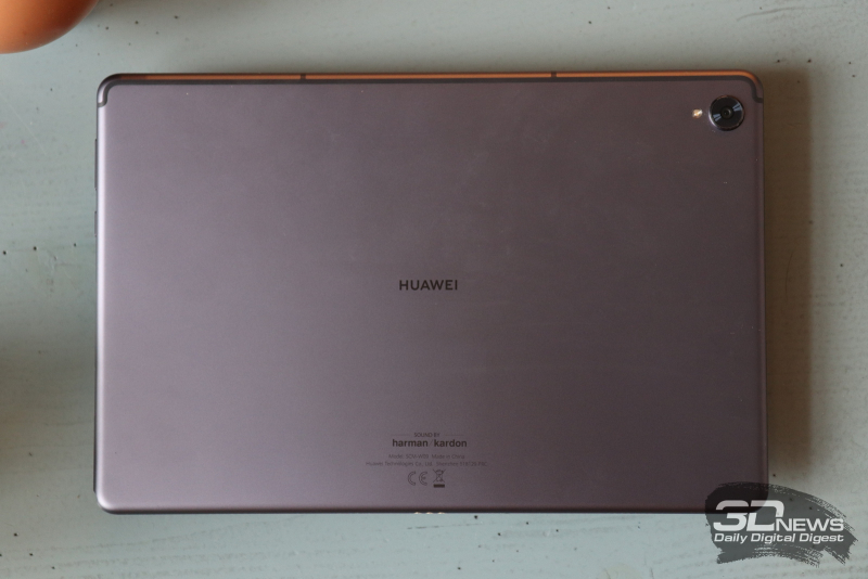  Huawei Mediapad M6 10.8, задняя панель: в углу — объектив главной камеры, над ним мы видим пластиковую вставку разводки антенн 