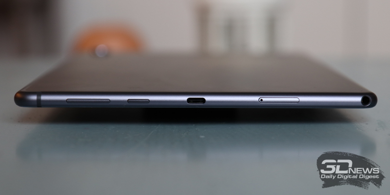 Huawei Mediapad M6 10.8, правая грань: клавиши блокировки и регулировки громкости, порт USB Type-C, лоток для карточки microSD и мини-джек 