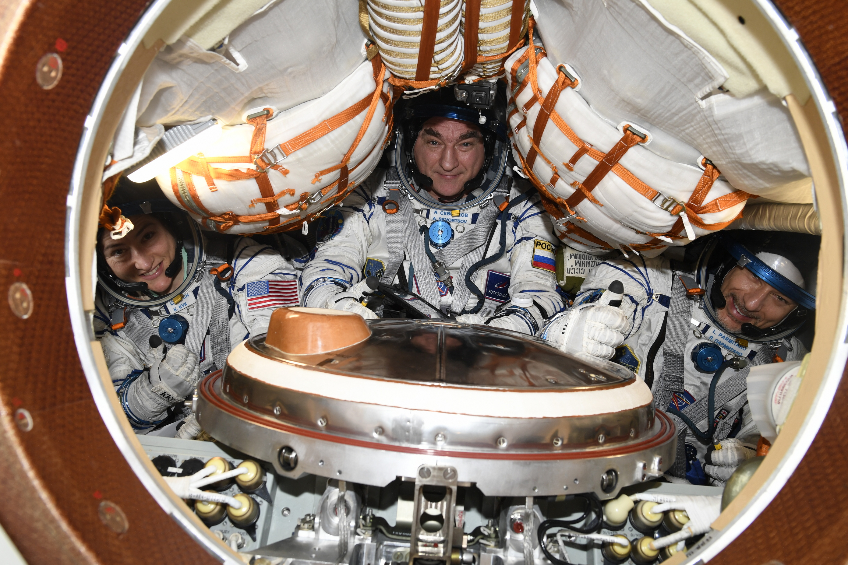Космонавт полетевший в космос вторым. Пилотируемый корабль Союз МС. Экипаж Союз МС-13. Экипаж Союз МС 13 посадка. Союз МС спускаемый аппарат.