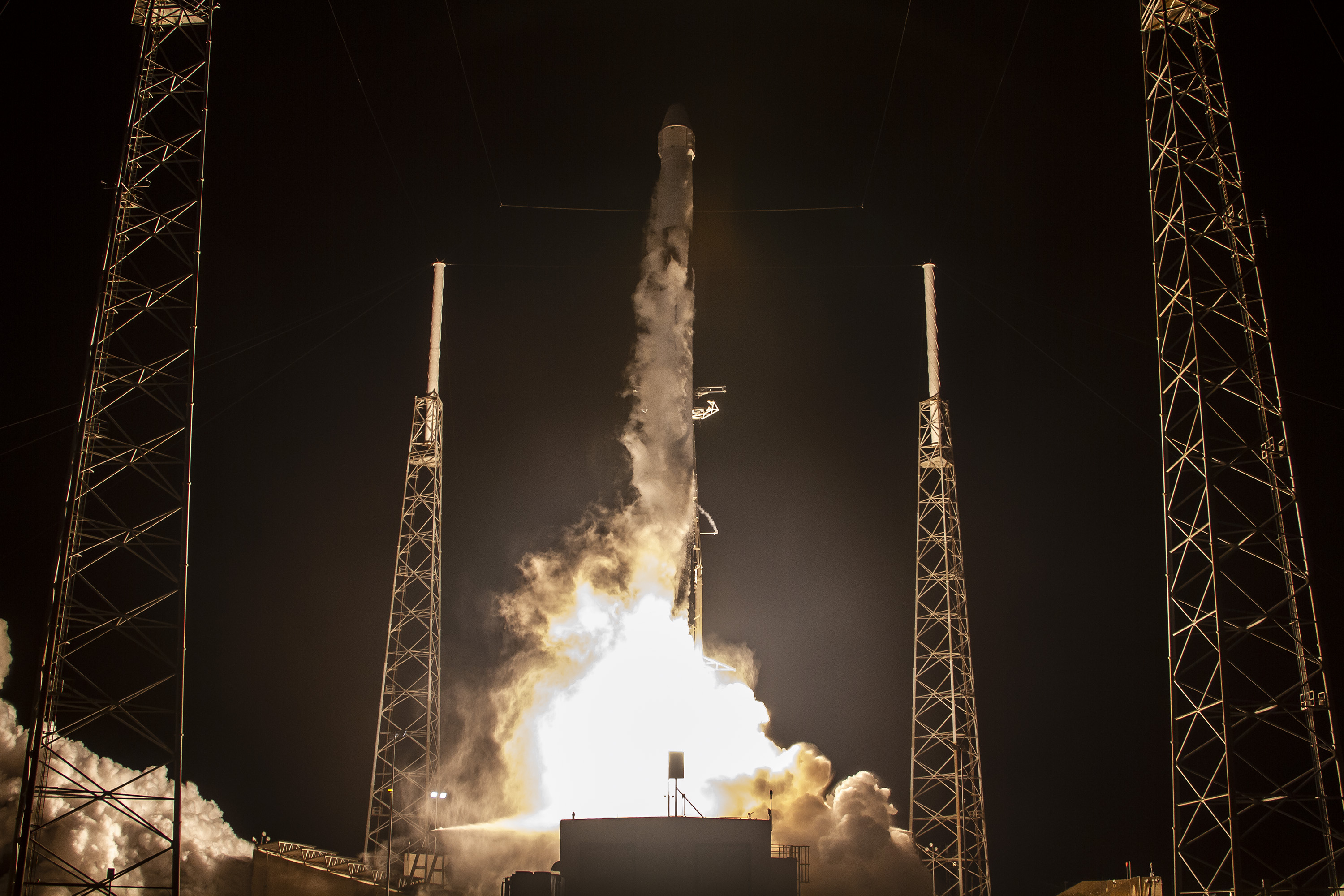 Ускоритель SpaceX Falcon 9 совершил вывод спутников Starlink, но не смог сесть на баржу