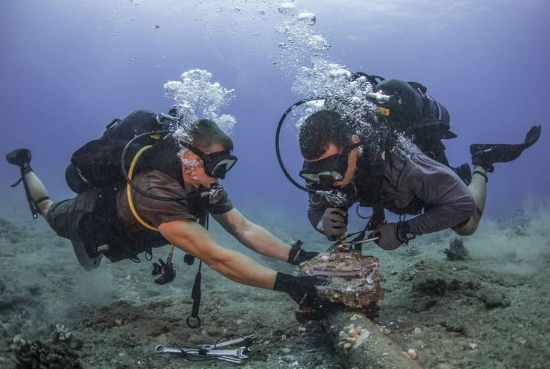 Обслуживание одного из подводных кабелей. Фото носит иллюстративный характер