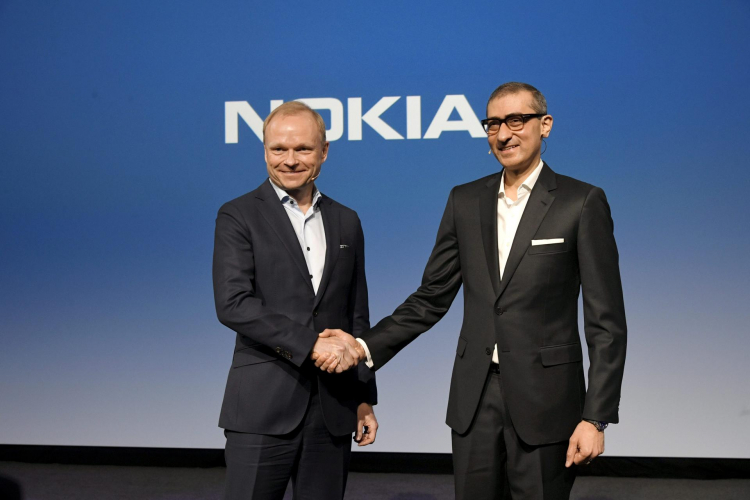 Новый глава Nokia Пекка Лундмарк жмёт руку прежнему Радживe Сури (Lehtikuva/Markku Ulander, Reuters)
